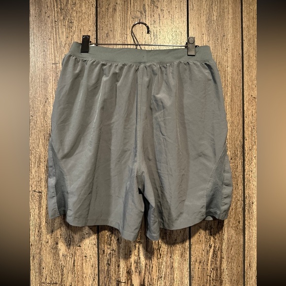 Under Armour Men’s fitted Shorts - Picture 2 of 6